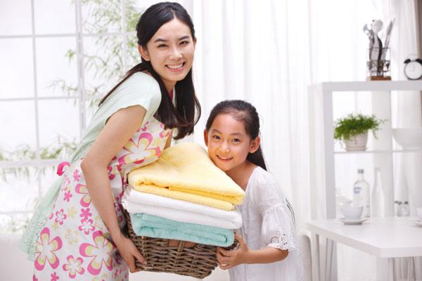 Dạy con làm việc nhà: sáng tạo những mẹo hay giúp trẻ thêm hứng thú (Ảnh: homecleanz.com)