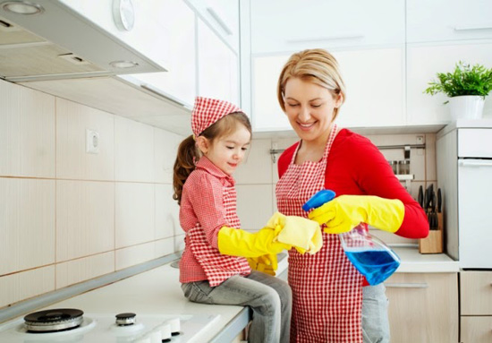 Hướng dẫn chi tiết các bước dạy con làm việc nhà (Ảnh: kemembe)