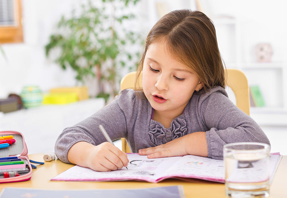 Giúp trẻ lớp 3 đến lớp 5 xử lý bài tập về nhà (Ảnh: Parents Magazine)