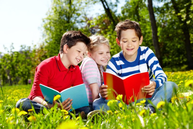 Cách chọn và đọc sách giúp trẻ mở rộng kiến thức nền (Ảnh: Family Fun Canada)