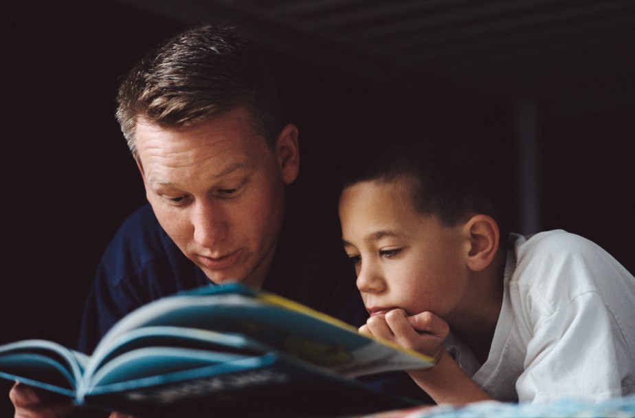 5 lý do đọc sách cho con khi trẻ đã lớn vẫn là tốt nhất (Ảnh: Teachers With Apps)