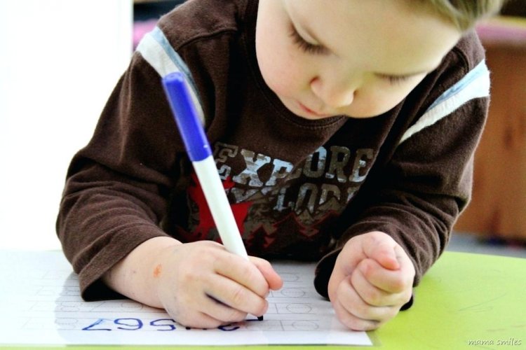 7 cách giúp bé 2 tuổi làm quen với kỹ năng viết