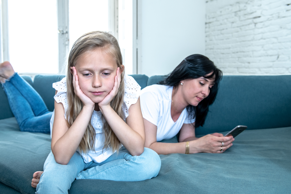 6 cách làm gương thói quen xem điện thoại tốt cho trẻ (Ảnh: Protect Your Kids)