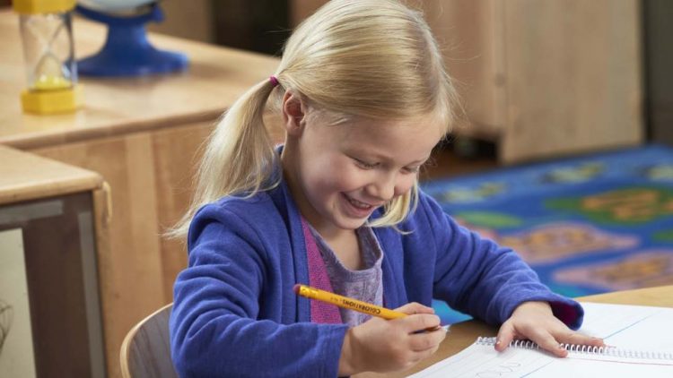 Những điều cha mẹ cần biết về kỹ năng viết cho trẻ 2-4 tuổi