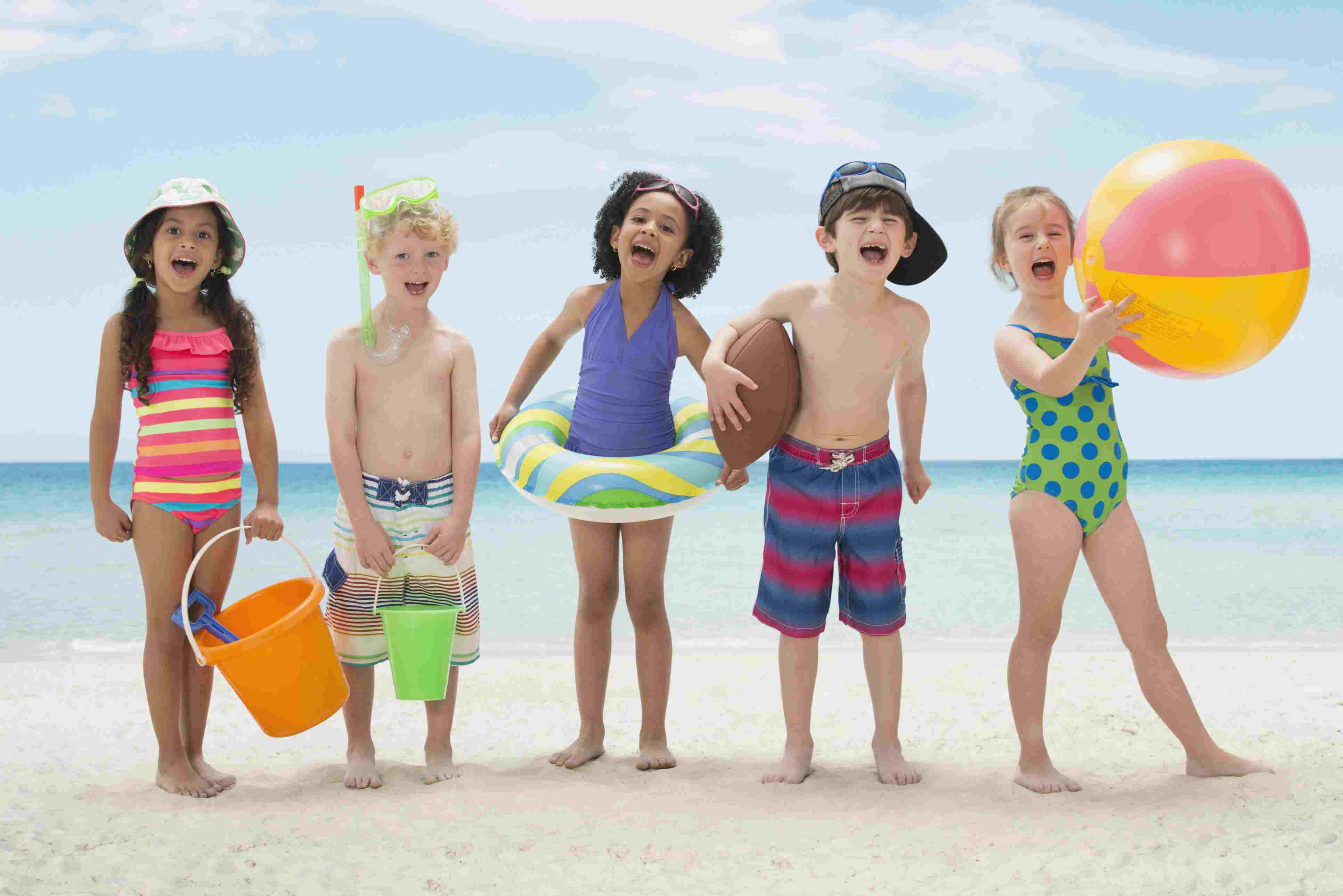 Gợi ý những hoạt động, trò chơi bãi biển mùa hè (Ảnh: Verywell Family)