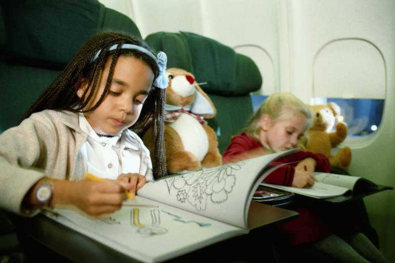 Các hoạt động trên máy bay giúp bé không buồn chán (Ảnh: Sky Scanner)
