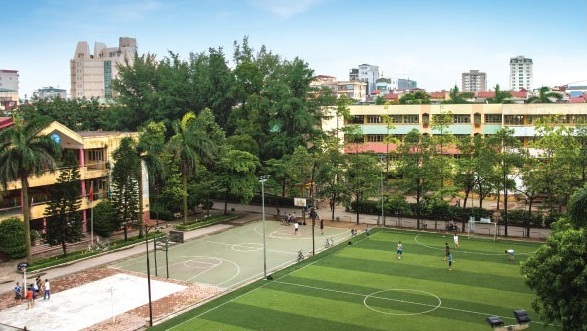 Sân bóng cỏ nhân tạo trường Thực Nghiệm (Ảnh: website nhà trường)